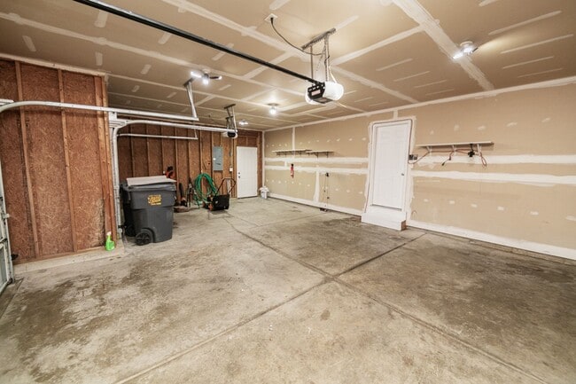 Building Photo - 3 Bedroom / 2 Bathroom Home for Rent in Va...