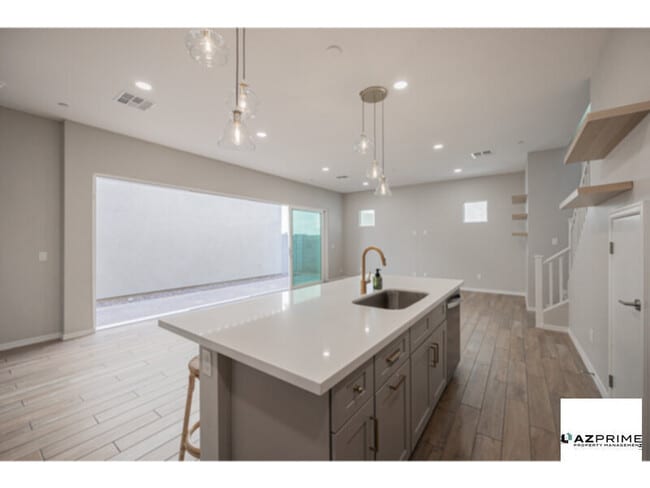 Building Photo - $750 OFF FIRST MONTH'S RENT MOVE IN SPECIA...