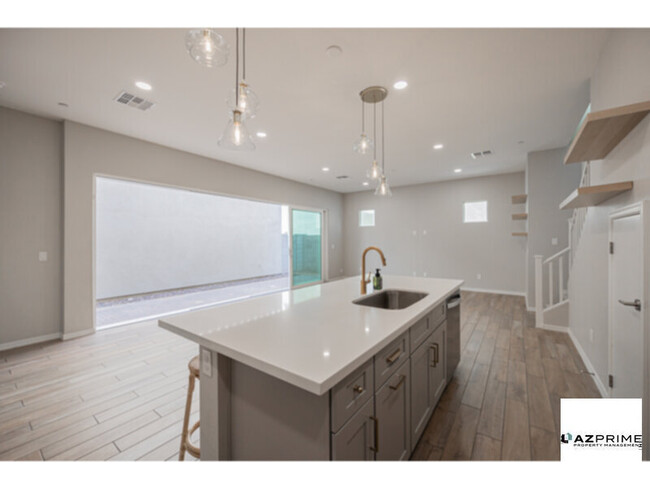 Building Photo - Discover this stunning4/4.5 Gilbert house ...