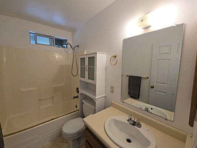 Building Photo - 830 Crescent Way