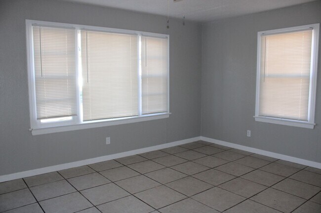 Building Photo - 3 or 4 bedrooms! Your Choice!