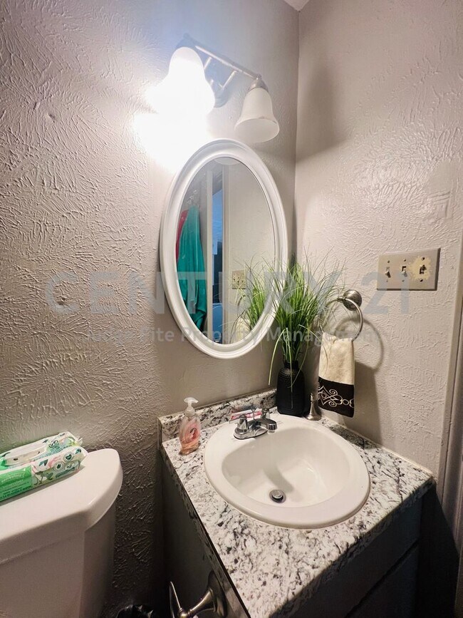 Building Photo - Spacious 2/1.5 Apartment in Denton Ready for Immediate Occupancy!
