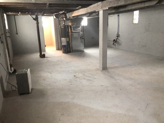 Building Photo - HUGE HOME WITH A TON OF SPACE!