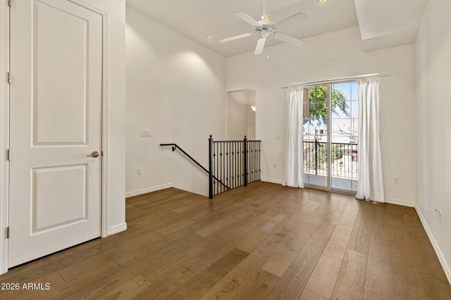 Building Photo - 421 W 6th St