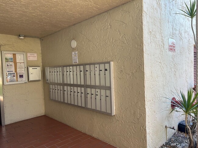 Building Photo - 25 Abbey Ln