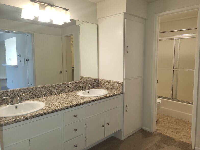 Building Photo - 24143 Del Monte Dr
