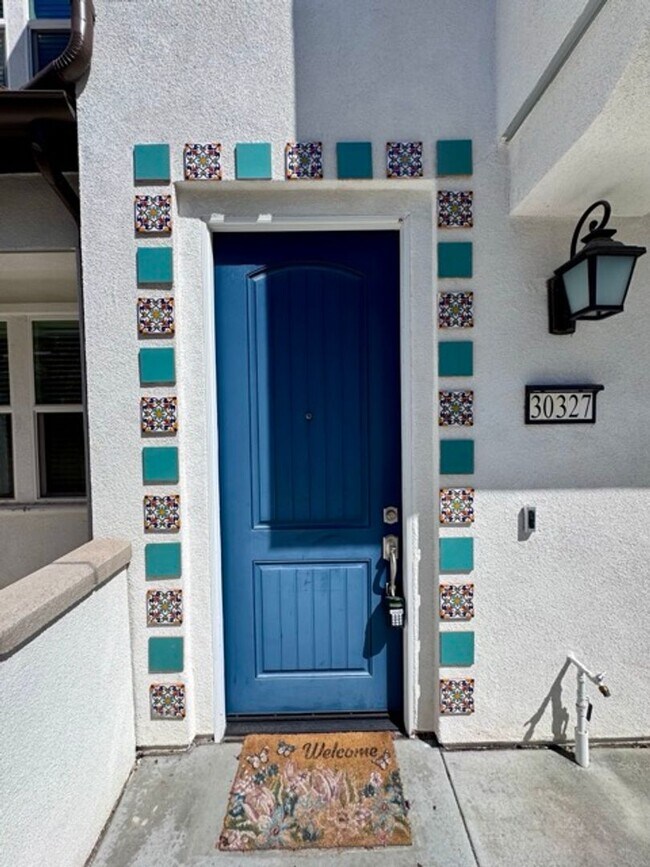 Building Photo - Spacious 3 Bedroom, 2.5 Bathroom Townhome ...