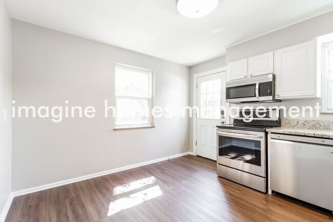 Building Photo - Charming 3 Bedroom, 2 Bath Home in Blue Ash!