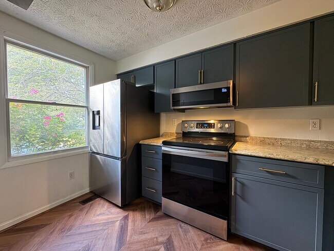 Building Photo - Charming 2 Bed 2 Bath Home Within Convenient Newington Commons Community