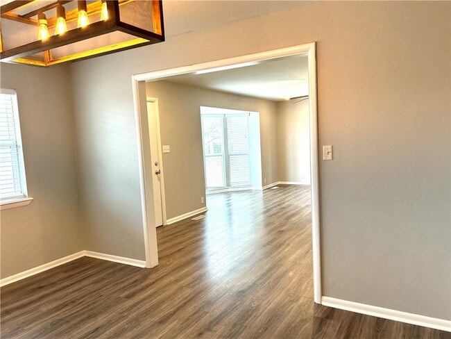 Building Photo - 301 Crestview Dr