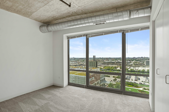 Building Photo - 889 S Clark St