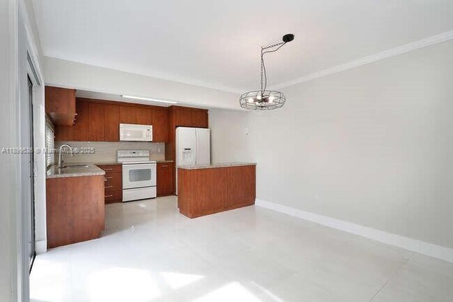 Building Photo - 4732 SW 67th Ave