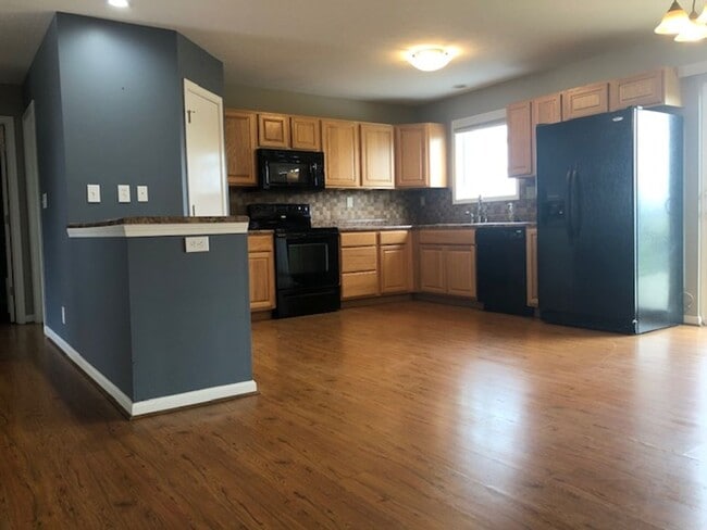 Building Photo - STONES CROSSING...3 Bed 2 Bath