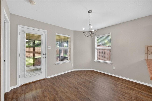 Building Photo - 3304 Glenmore Dr