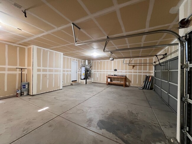 Building Photo - Centrally located 3 bedroom home in Fernley- 3 car garage