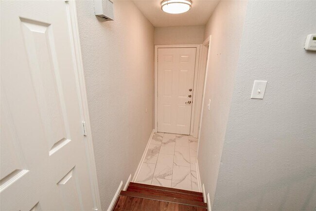 Building Photo - 9400 Doliver Dr