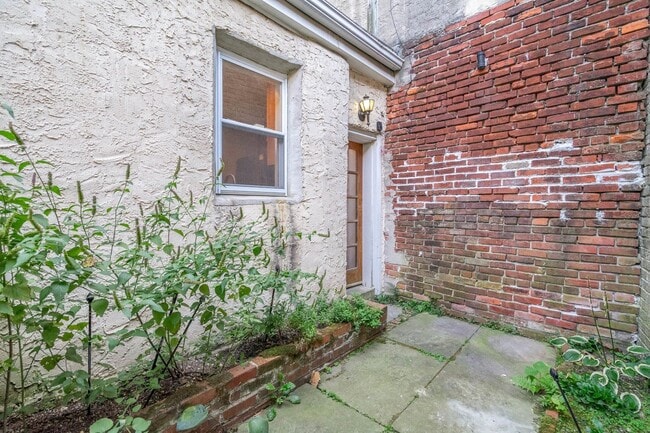 Building Photo - 802 LeCount St