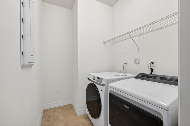 Building Photo - 4651 Pinehurst Trl E