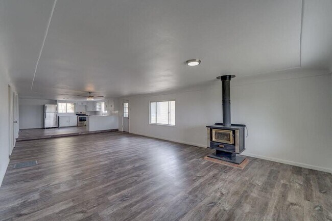 Building Photo - 4 bedroom 2 bath Home