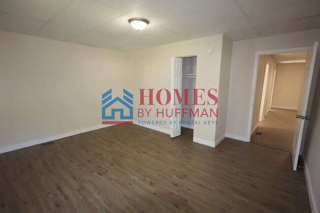 Building Photo - Four Bedroom House | One Bathroom