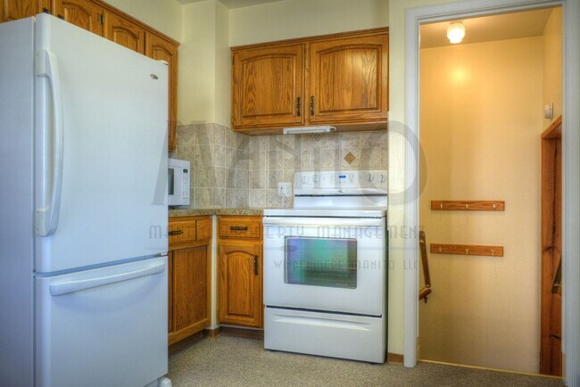 Building Photo - **COMING SOON** Spacious Hobby Home