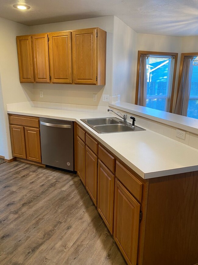 Building Photo - Spacious & Updated 4 Bedroom 2.5 Bath In H...