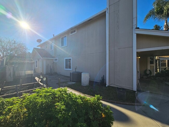 Building Photo - Large 4 bedroom two story in east Modesto!
