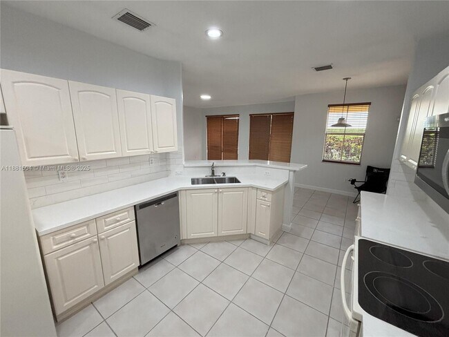 Building Photo - 2122 SW 151st Pl