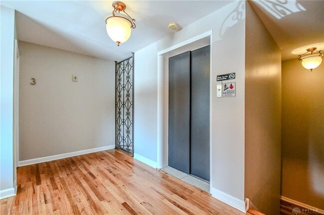 Building Photo - 121 E Schantz Ave