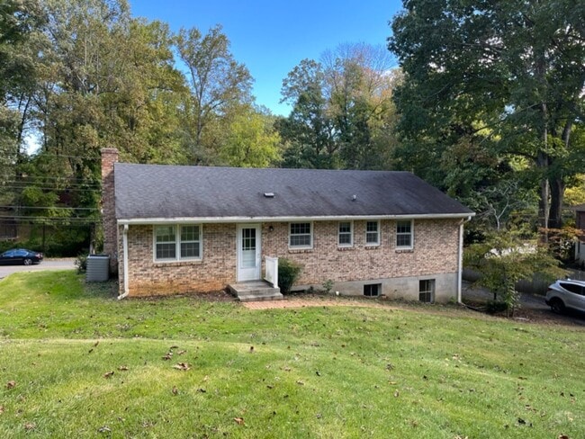 Building Photo - Cute 3 bedroom home with garage/ work spac...