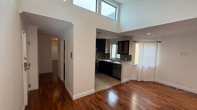 Building Photo - EPIC REA: Charming 2Bed/1Bath Condo w/ Parking