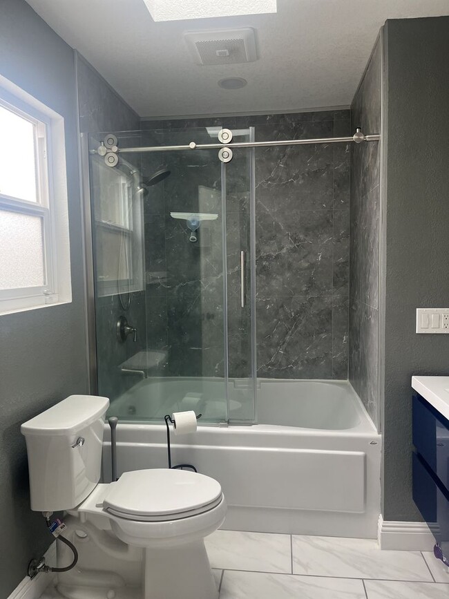 Building Photo - Available Now!  4 bed/ 3bath Home in Edgew...
