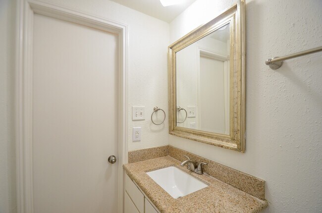 Building Photo - 2100 Tanglewilde St