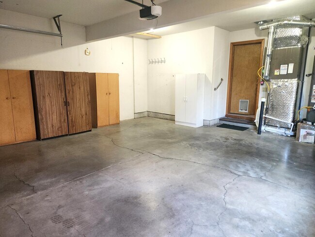 Building Photo - 611 NE Tracker Ct