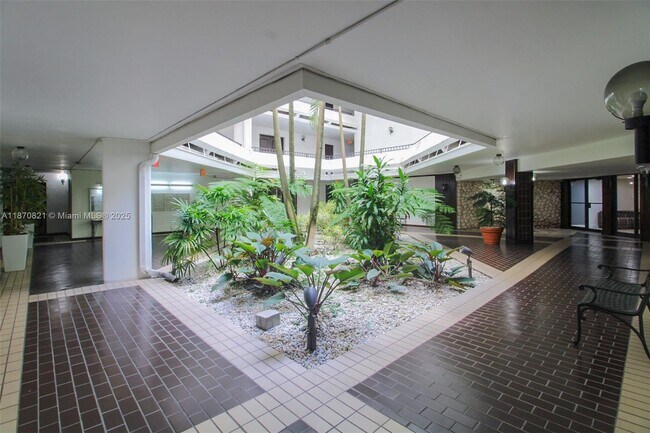 Building Photo - 13951 Kendale Lakes Cir