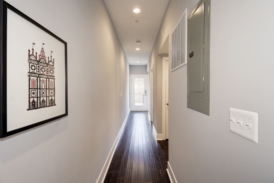 Building Photo - 2122 3rd St NE