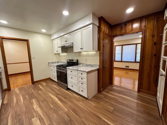 Building Photo - Spacious brick house in Lynchburg!