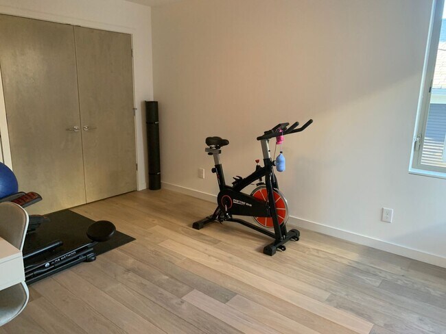 Building Photo - Capital Hill Row House ! 3 bed, 3 bath 194...