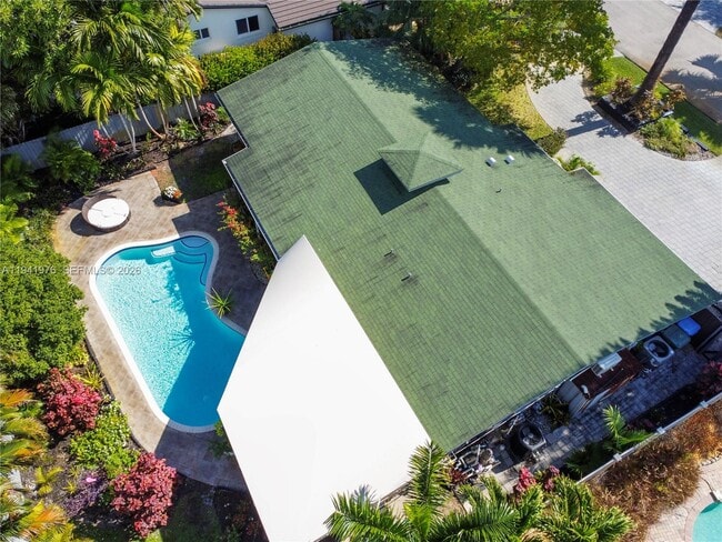 Building Photo - 1561 NE 47th St