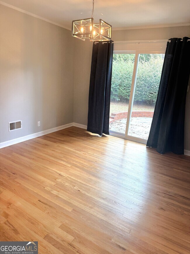 Building Photo - 819 Ellenwood Cir