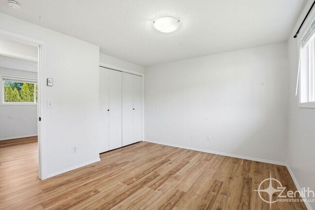 Building Photo - 13801 NE 40th St