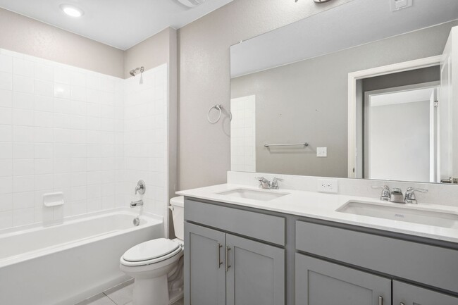 Building Photo - Spacious 4BD Bennet Floorplan with Full Ba...