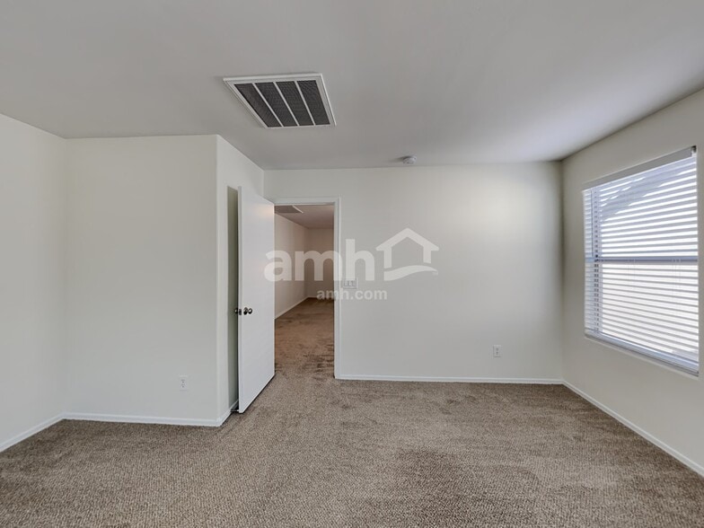 Building Photo - 3542 E Terrace Ave