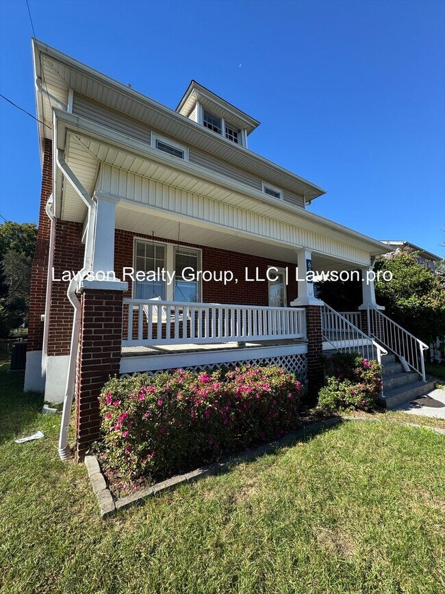 Building Photo - Updated Four Bedroom Home Close to Downtow...