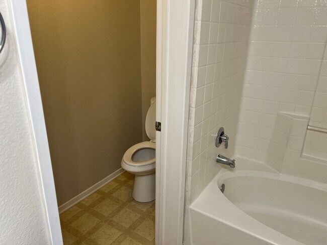 Building Photo - Great 2-bedroom 2 bath condo with A/C, 1 car garage and additional