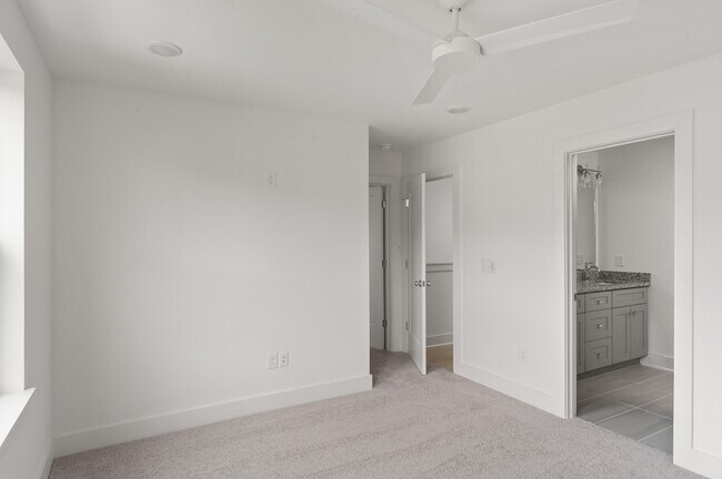 Building Photo - 550 Markham St