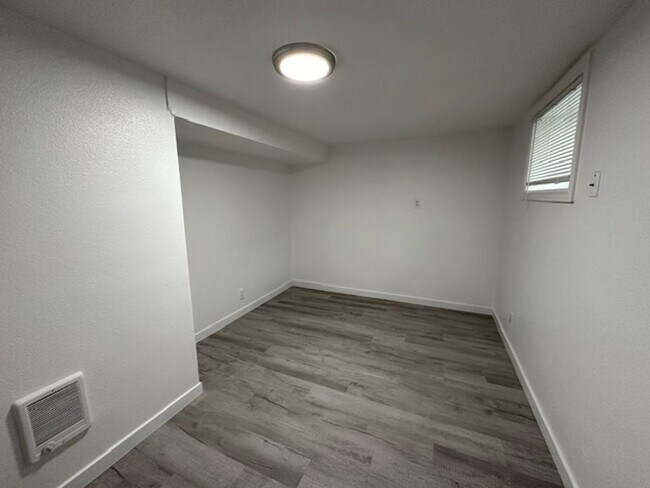 Building Photo - 230 SE 6th Ave