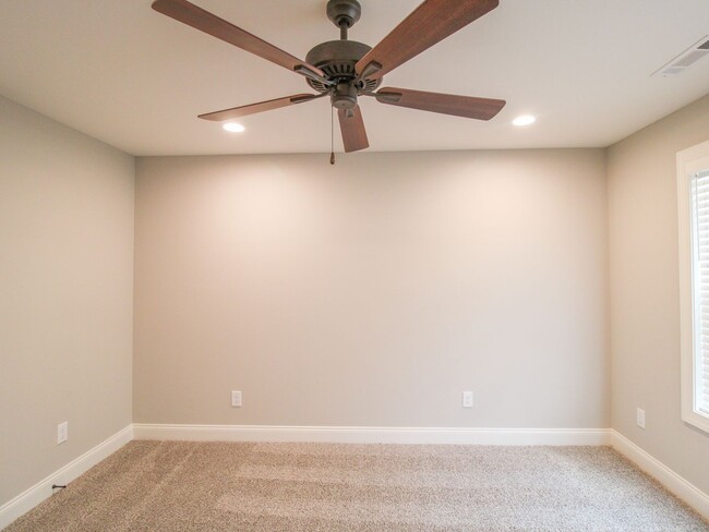 Building Photo - MOVE IN Special - 1st Month Rent FREE - Ca...