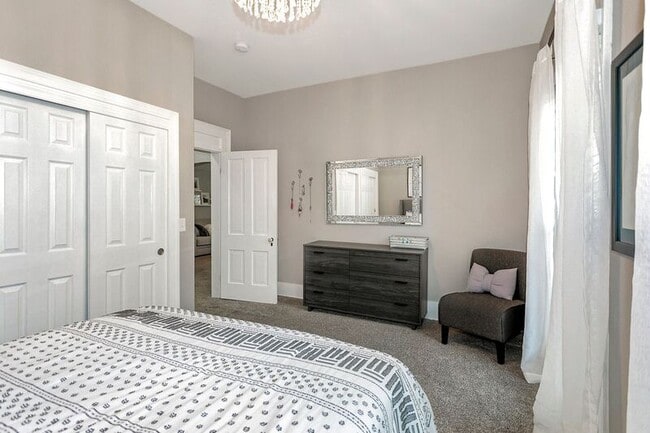 Building Photo - 349 S Chillicothe St