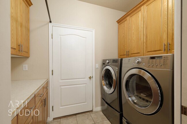 Building Photo - Stunning 3-Bedroom Home with Private Backy...
